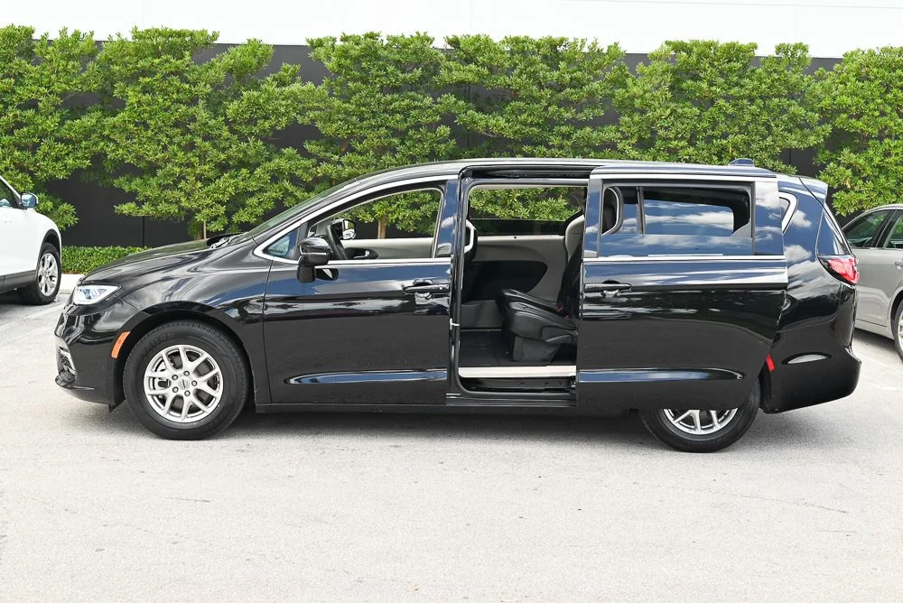 Used 2024 Black Chrysler Touring L image 8