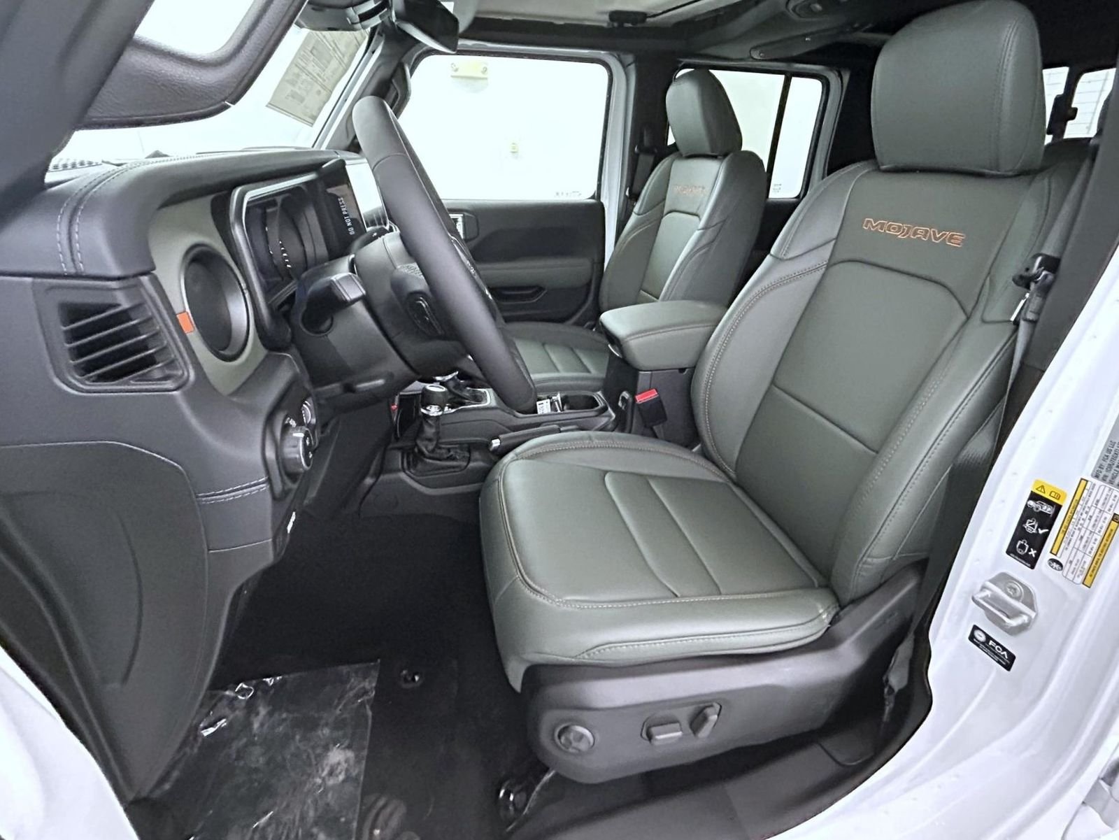 New 2026 Bright White Clear-Coat Exterior Paint Jeep Mojave X image 10