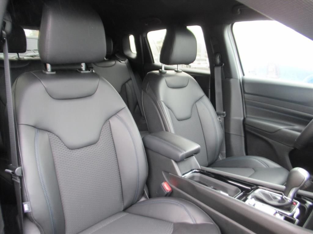 New 2026 Silver Zynith Metallic Clearcoat Jeep Latitude image 8