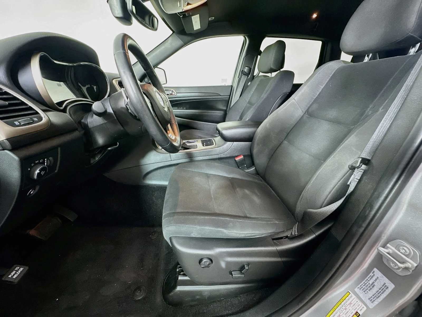 Used 2017 Billet Silver Metallic Clearcoat Jeep Laredo image 18