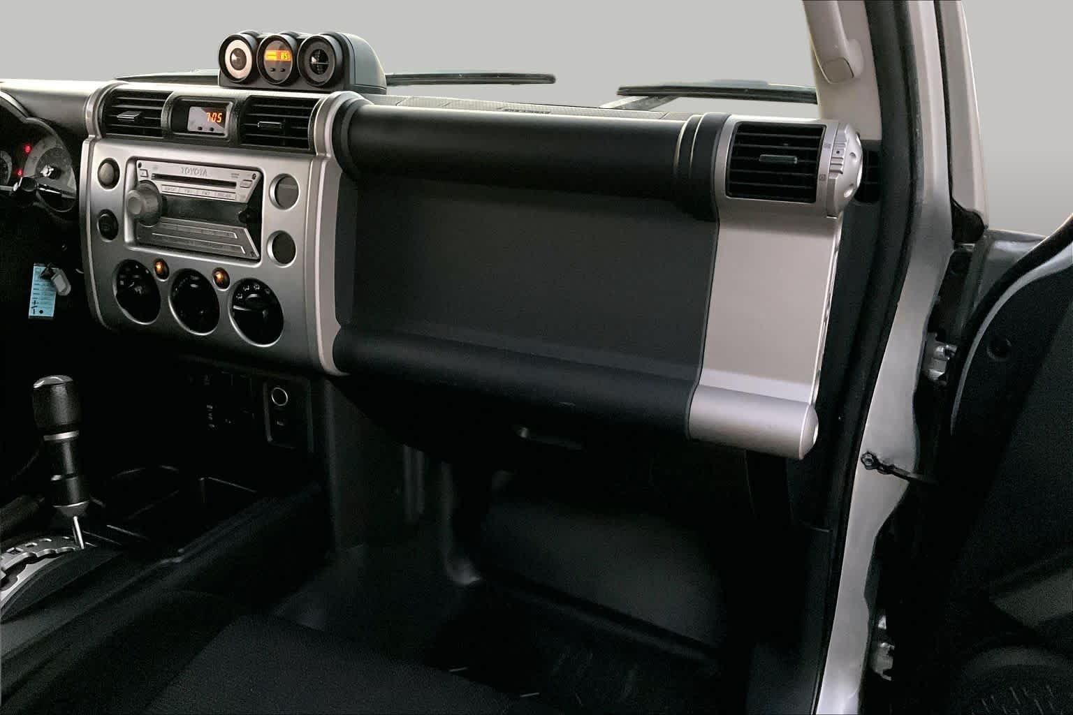 Used 2008 White/Titanium Metallic Toyota  image 18