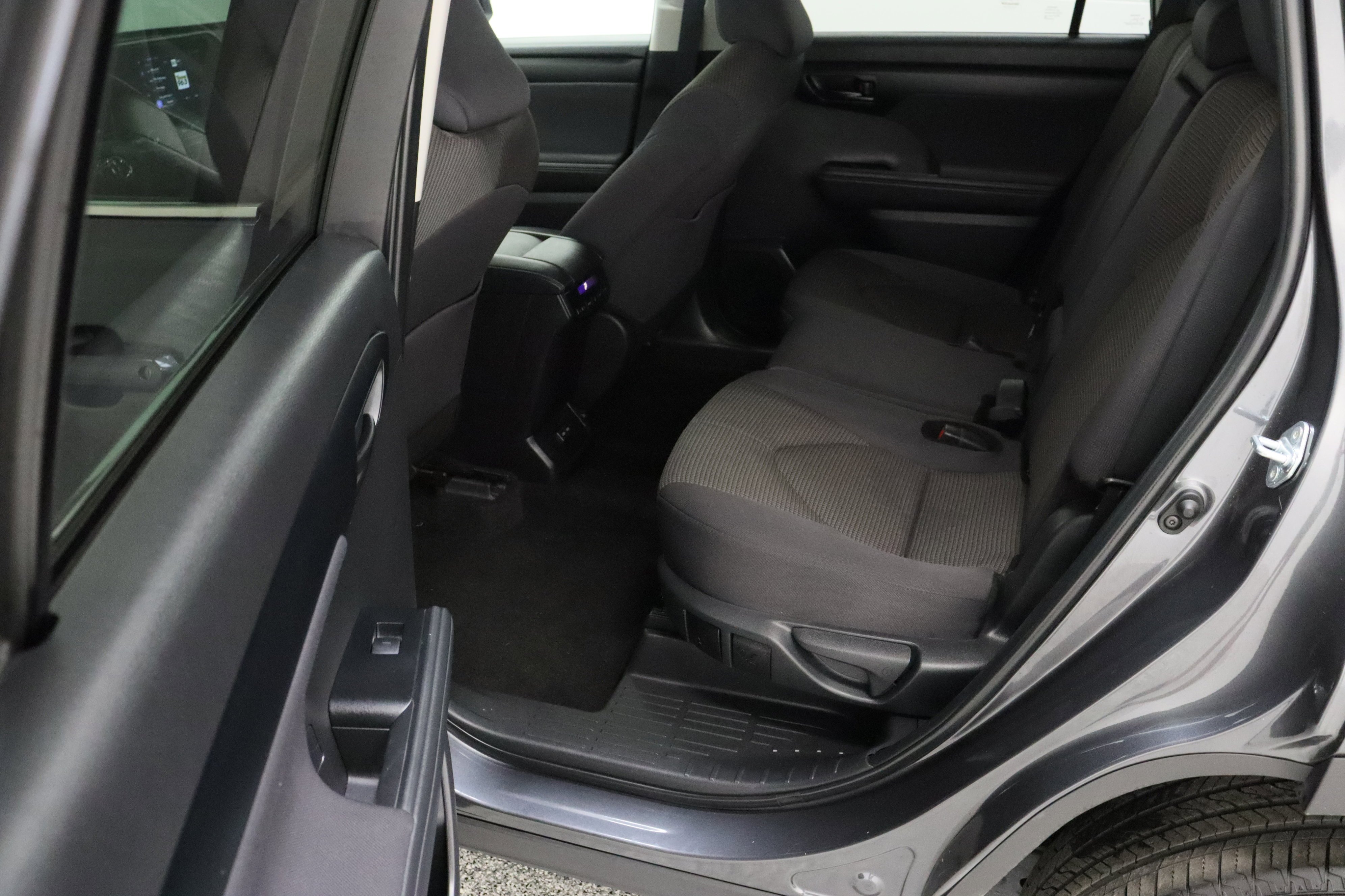 2025 Toyota Highlander LE - Photo 28