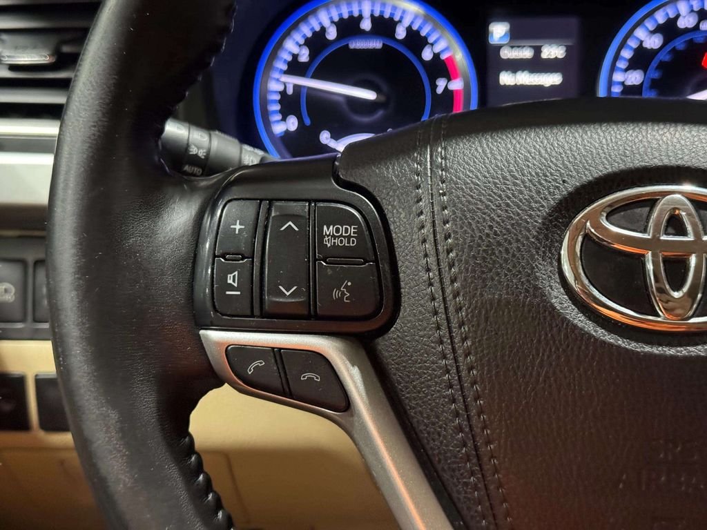 Used 2019 White Toyota XLE image 15