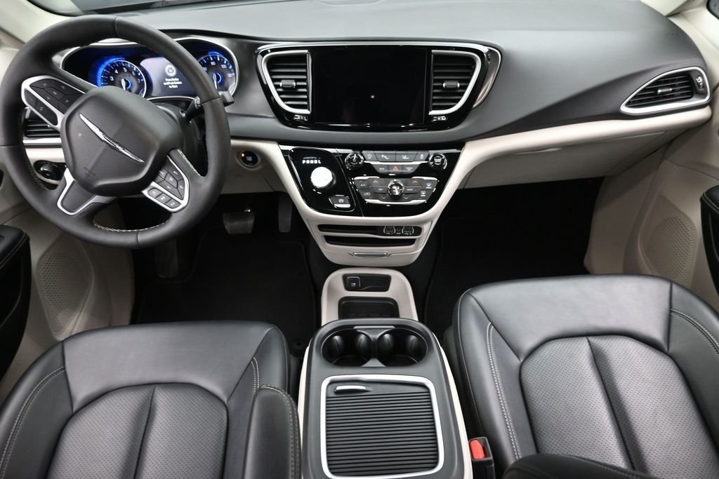 Used 2024 Black Chrysler Touring L image 17