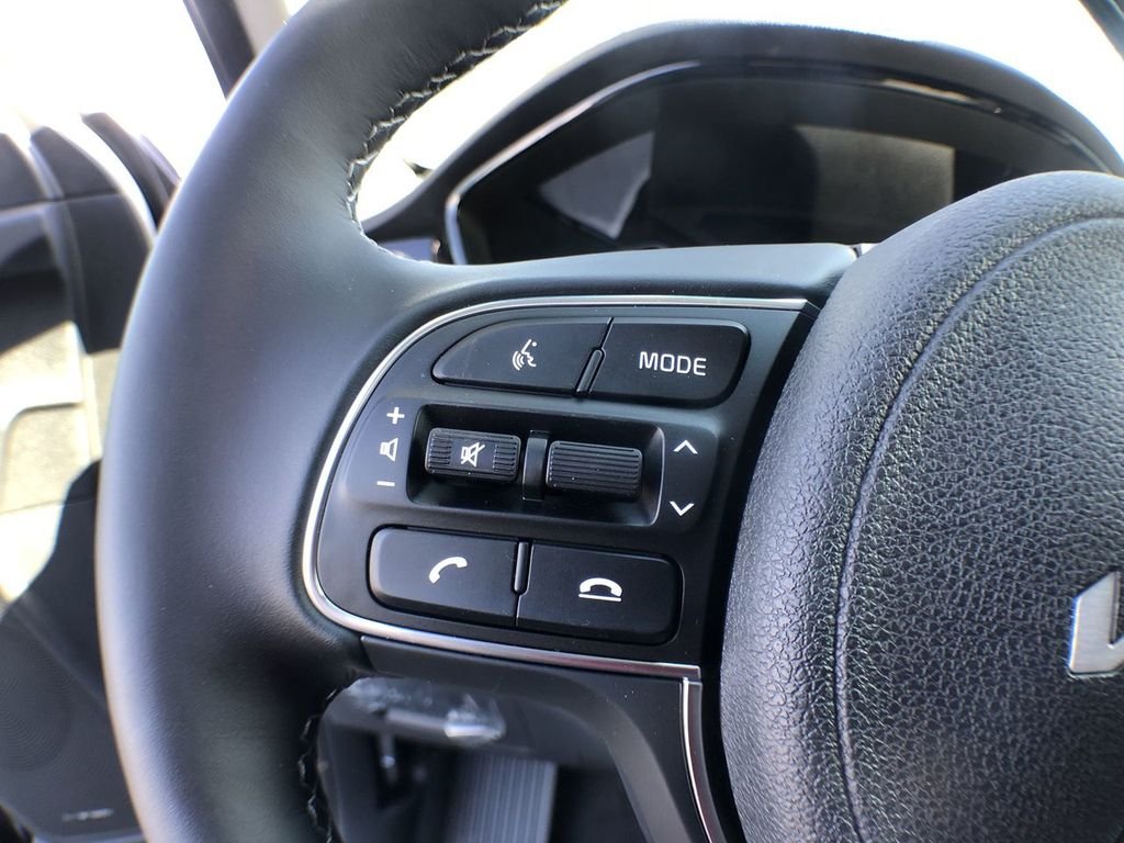 Used 2022 White Kia EX Premium image 33