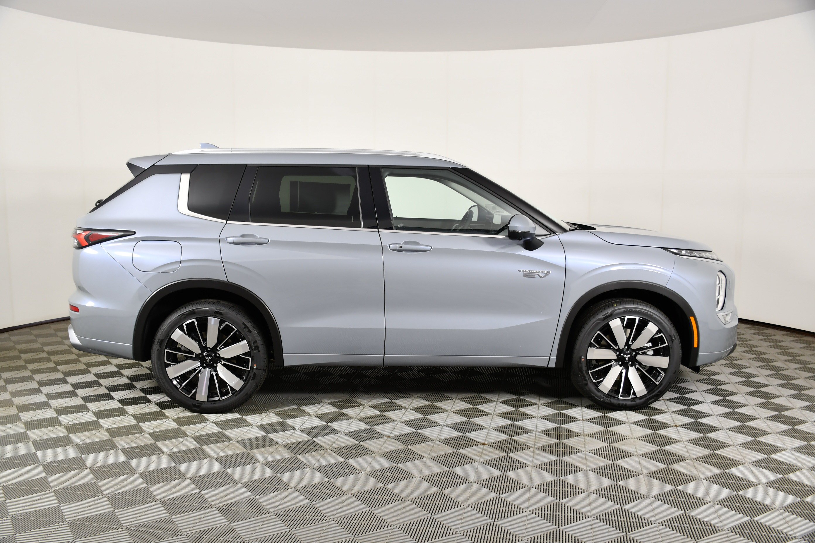 New 2026 Moonstone Gray Metallic Mitsubishi SEL image 5