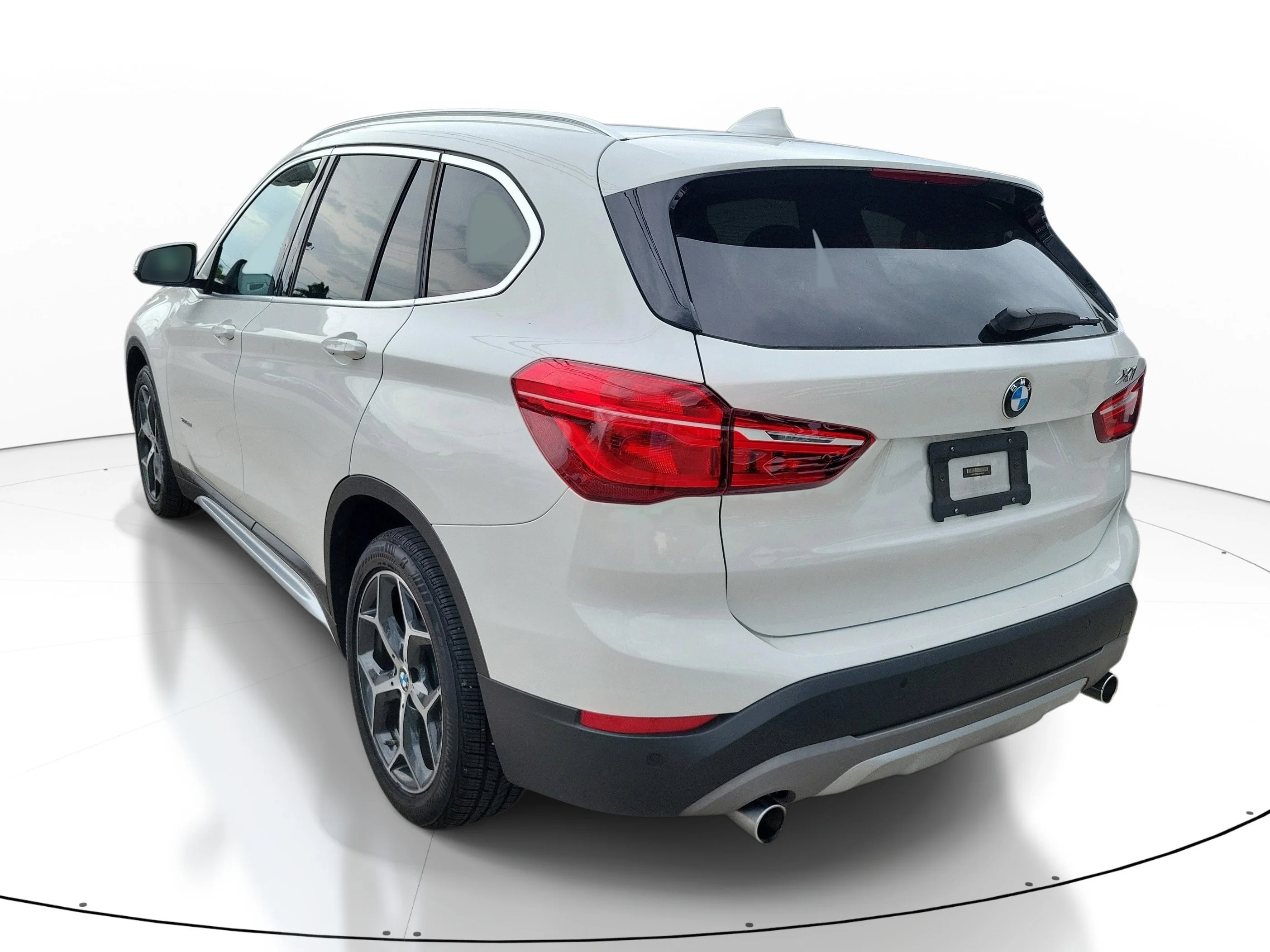 Used 2018 Alpine White BMW sDrive28i image 4
