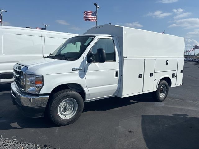 New 2026 Oxford White Ford E-350 SRW image 3