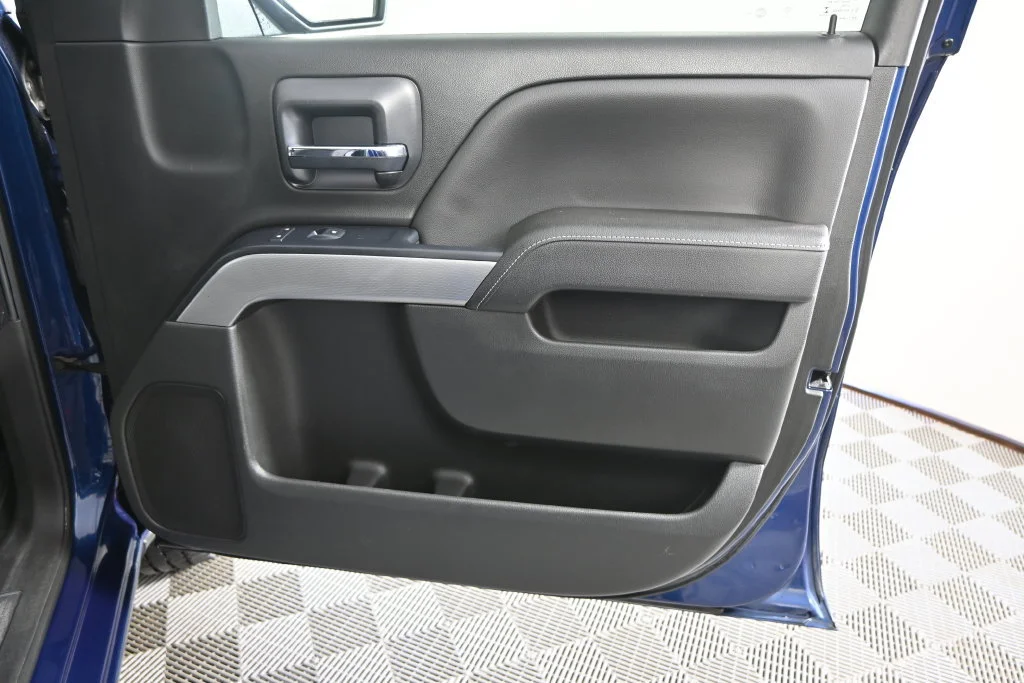 Used 2017 DEEP OCEAN BLUE METALLIC Chevrolet LT image 13