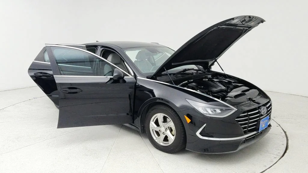 Used 2021 Black Hyundai SE image 9