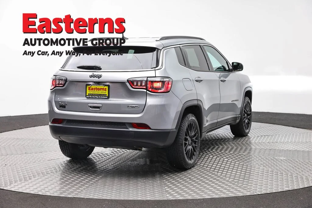 Used 2022 Silver Jeep Latitude image 5