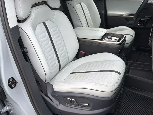 Used 2022  Rivian Adventure image 30