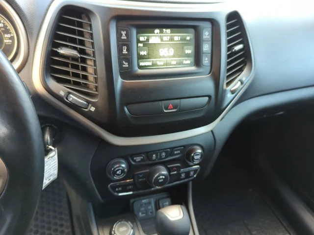 Used 2018 Black Jeep Latitude image 7