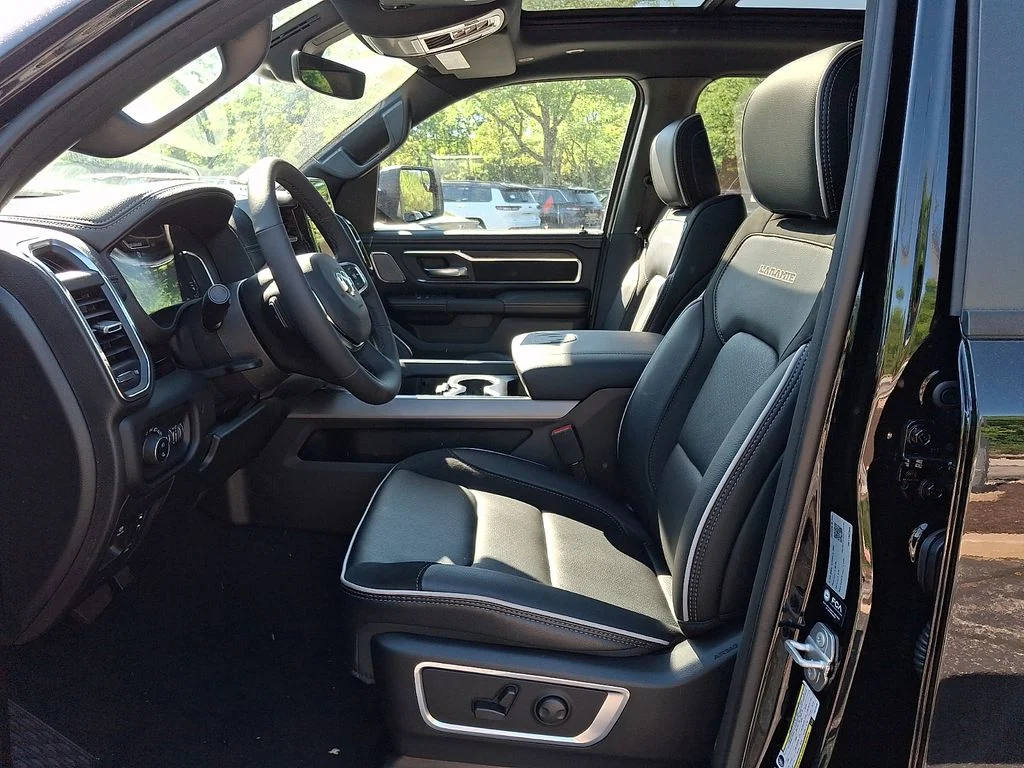 New 2026 Diamond Black Crystal Pearl-Coat Exterior Paint RAM Laramie image 9