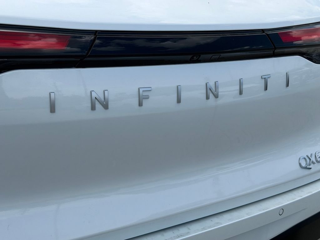 New 2027 RADIANT WHITE INFINITI Luxe FWD image 10