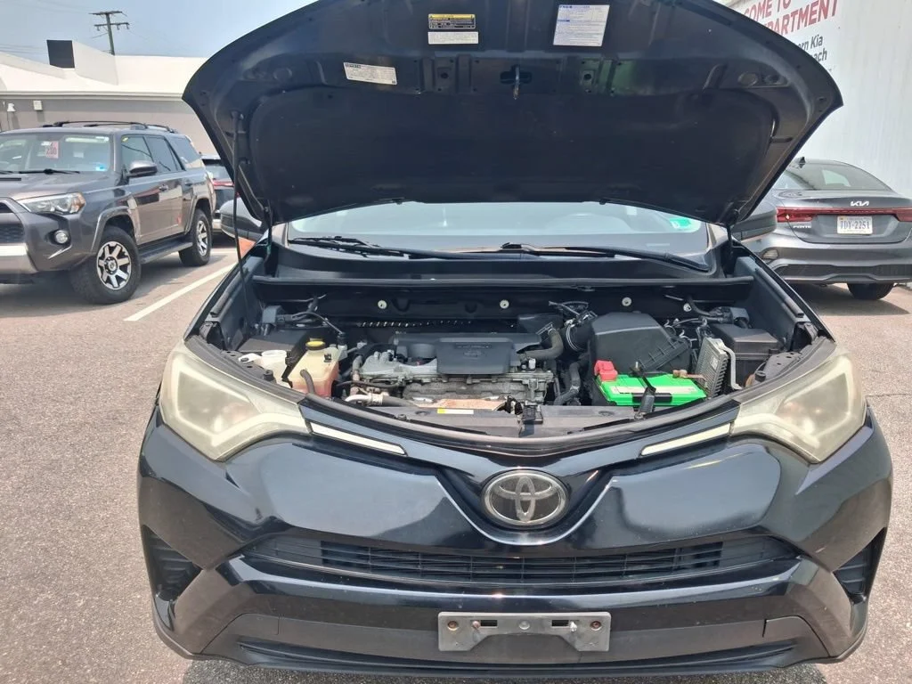 Used 2017  Toyota LE image 9
