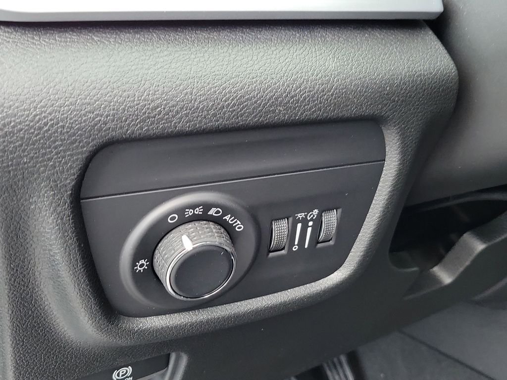 New 2026 Silver Zynith Jeep Laredo image 18