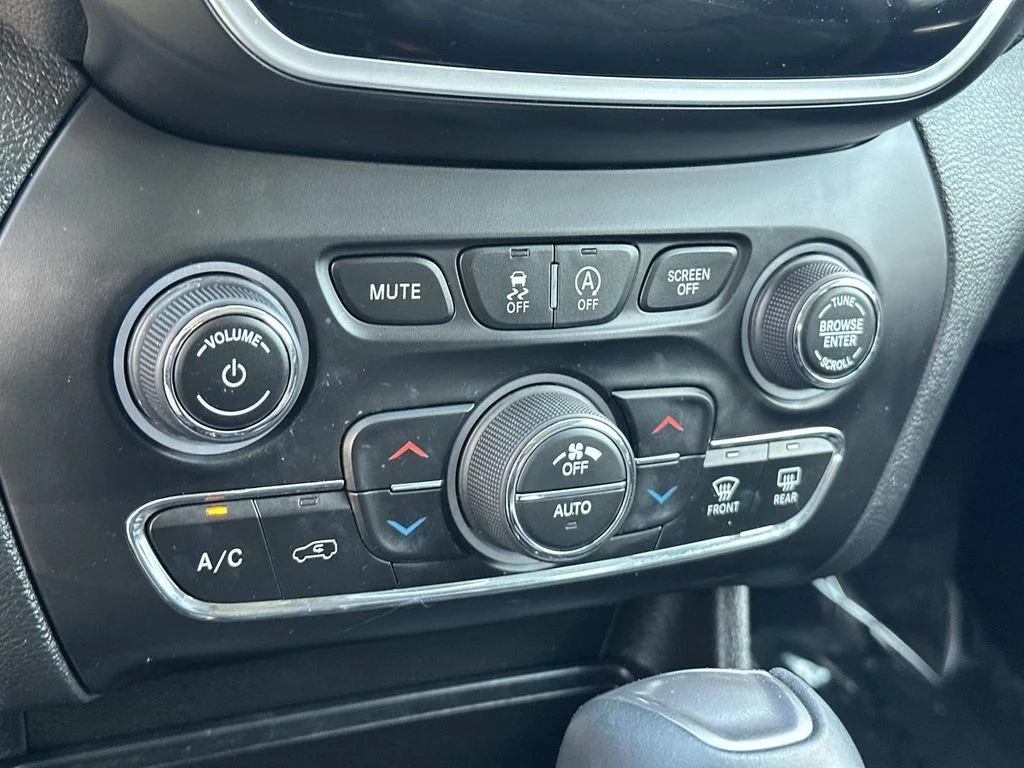 Used 2019 White Jeep Limited image 22