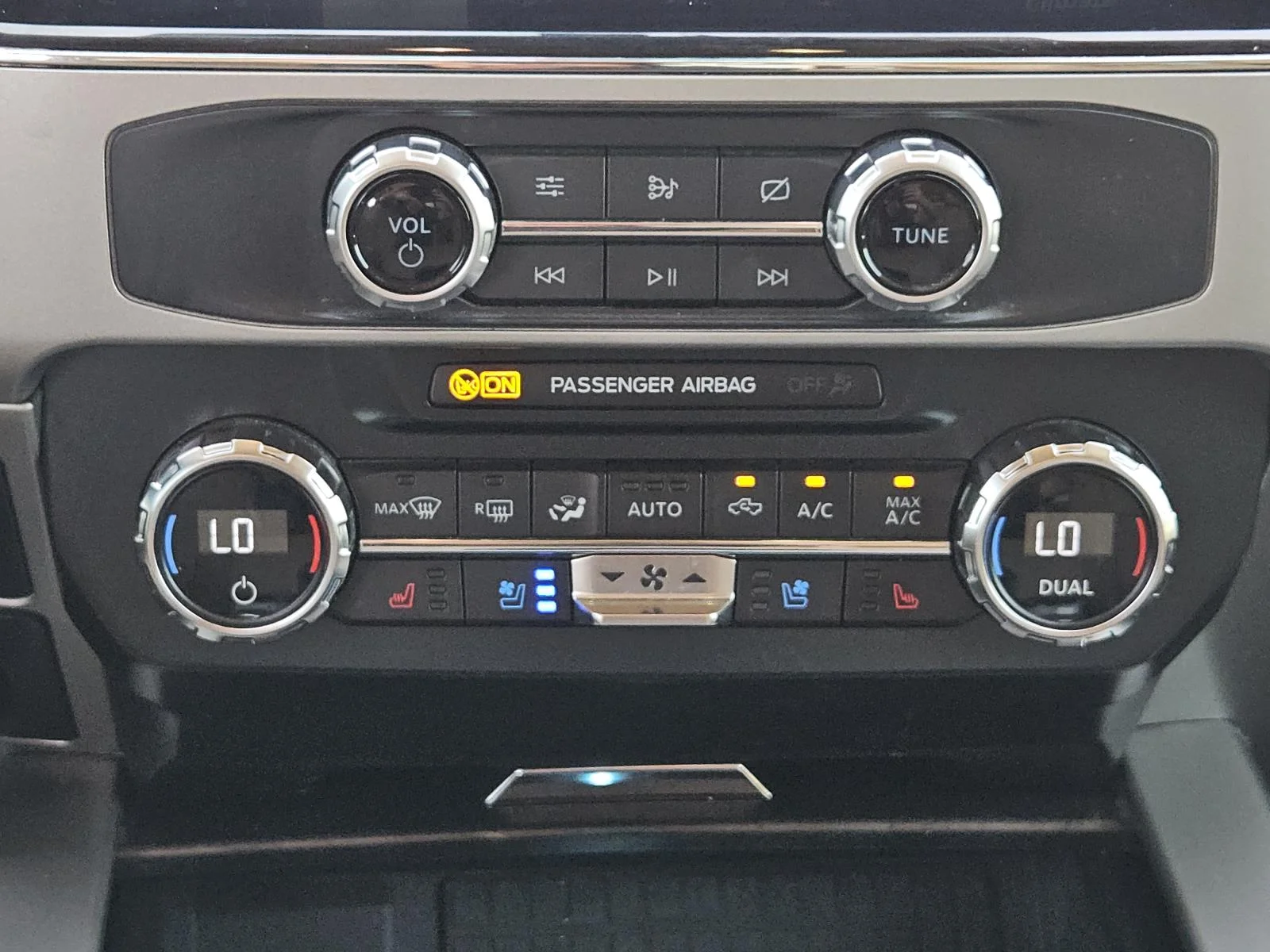 Used 2022 Oxford White Ford LARIAT 4WD Crew Cab 8
