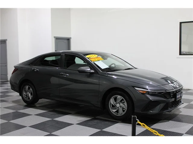 2024 Hyundai Elantra SE