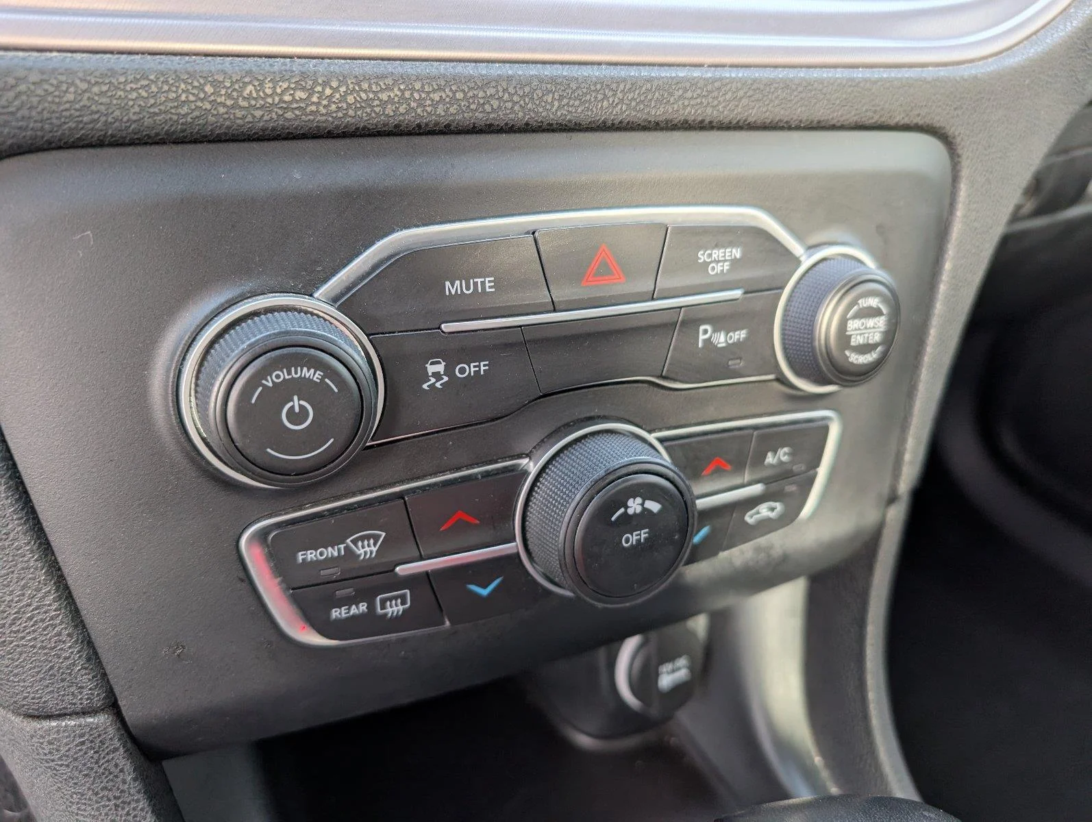 Used 2023 Sublime Metallic Clearcoat Dodge SXT image 19