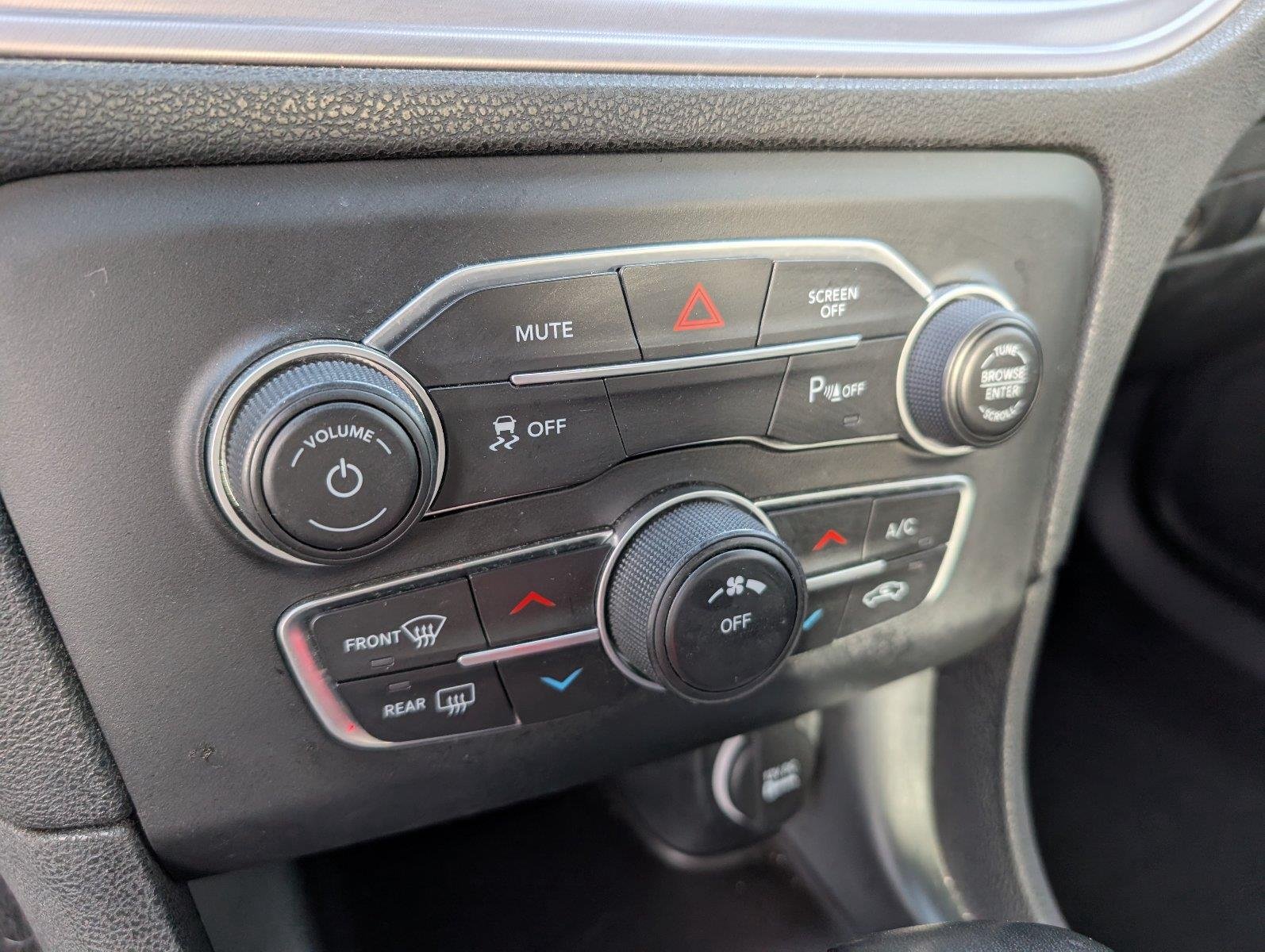 Used 2023 Sublime Metallic Clearcoat Dodge SXT image 19