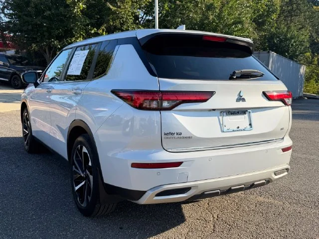Used 2023 White Diamond Mitsubishi SE image 3