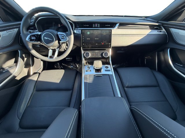Used 2024  Jaguar R-Dynamic SE image 12