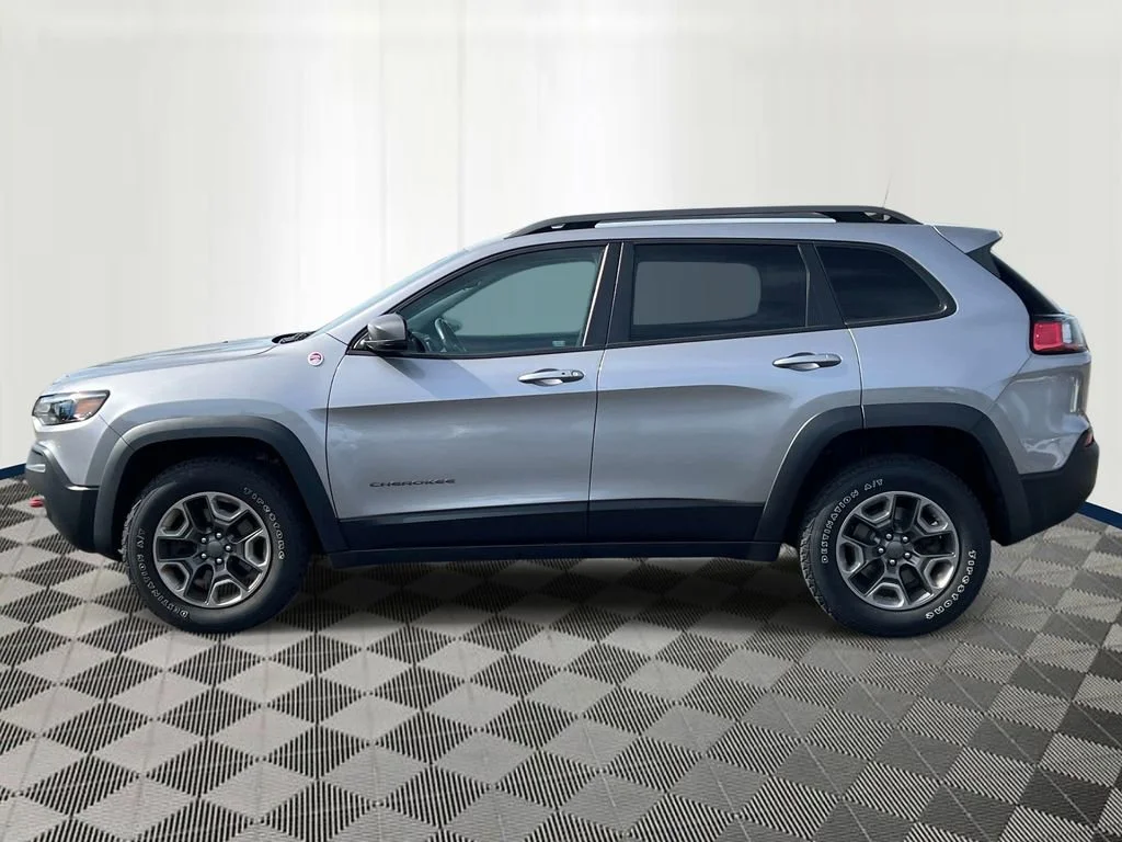 Used 2019 Jeep Cherokee Trailhawk with VIN 1C4PJMBX0KD422455 for sale in Eastpointe, MI