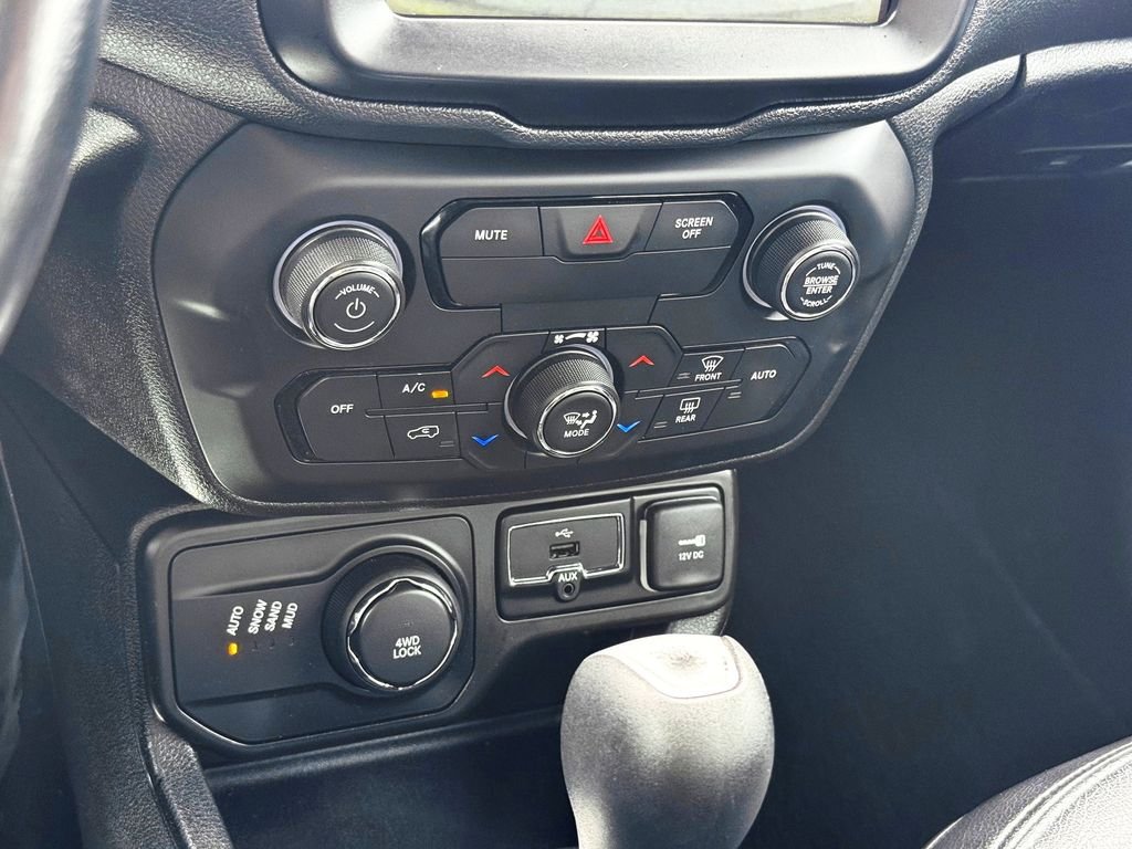 Used 2018 Gray Jeep Latitude image 22