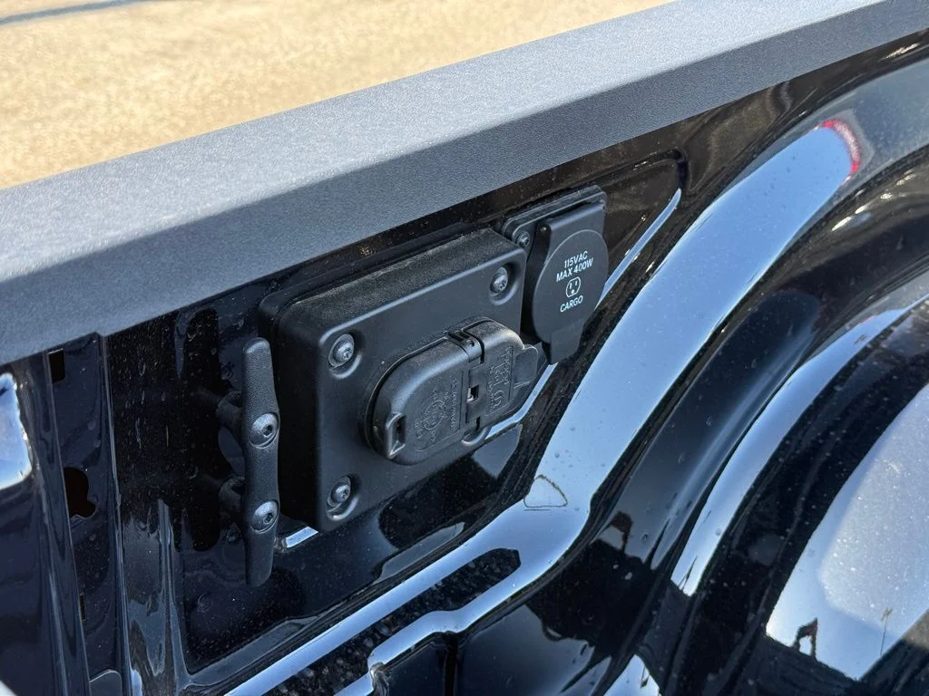 New 2026 Diamond Black Crystal Pearl-Coat Exterior Paint RAM Tradesman image 9