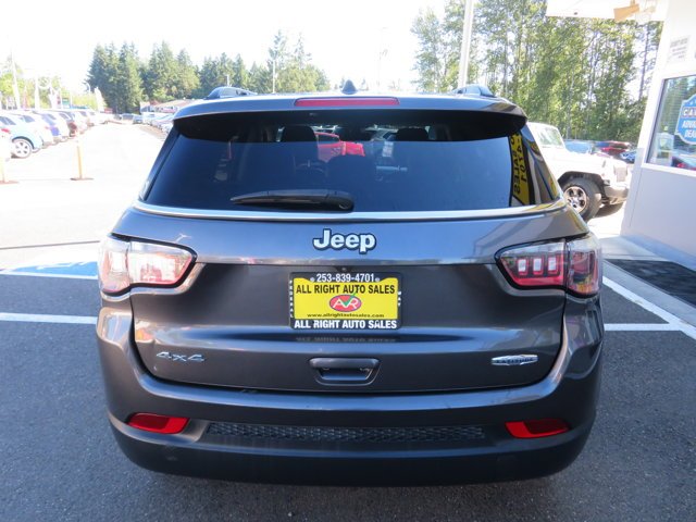Used 2022 Granite Crystal Metallic Clearcoat Jeep Latitude image 4