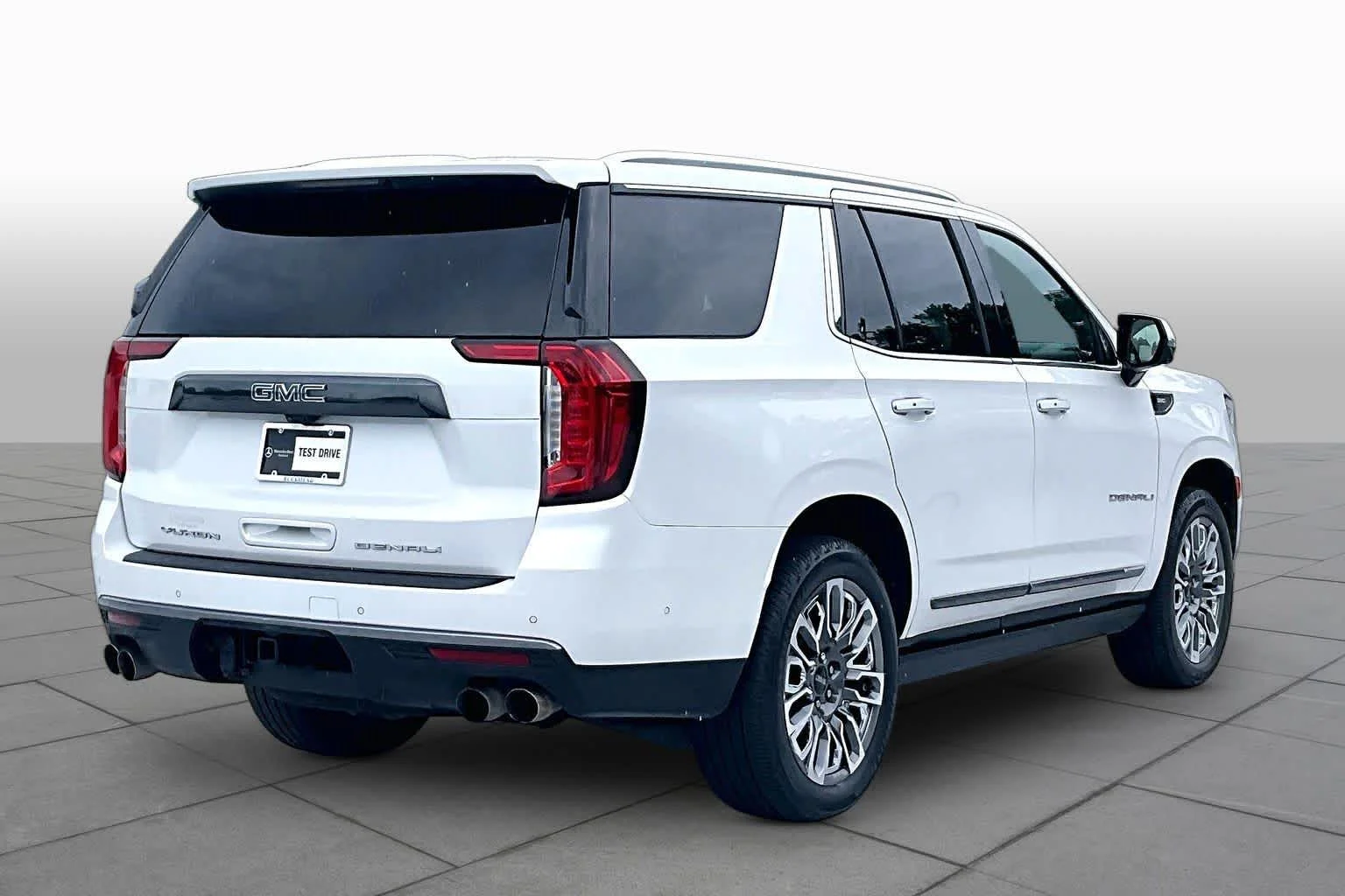 Used 2023 White Frost Tricoat GMC Denali Ultimate image 13