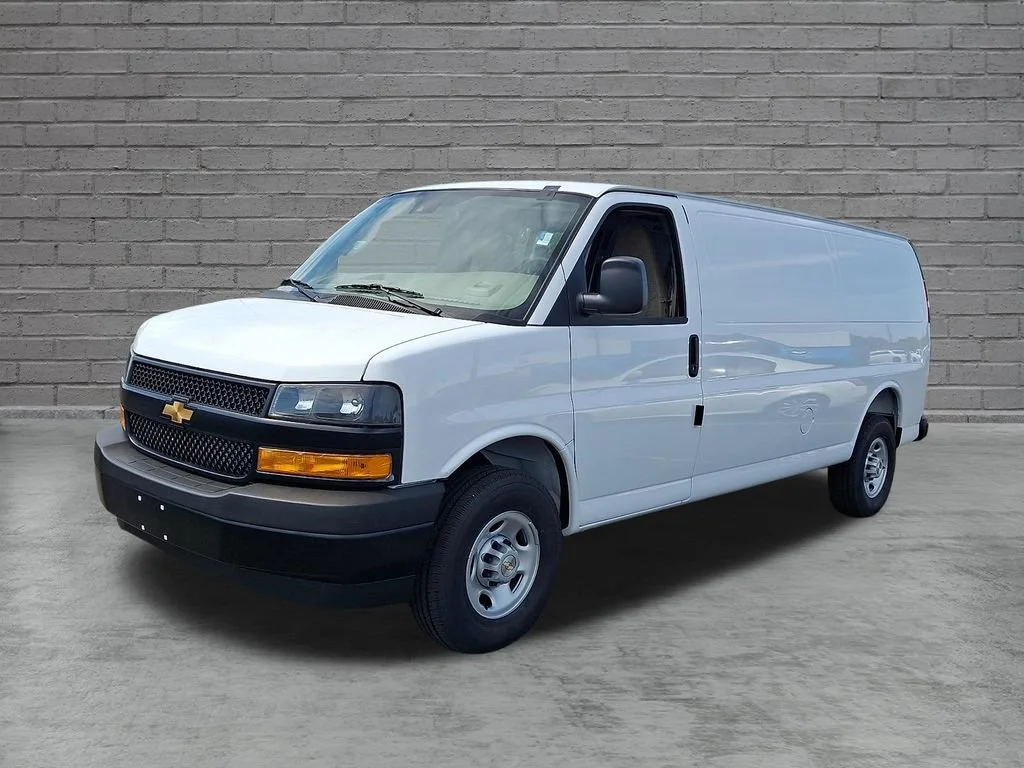 New 2026 Summit White Chevrolet WT image 4
