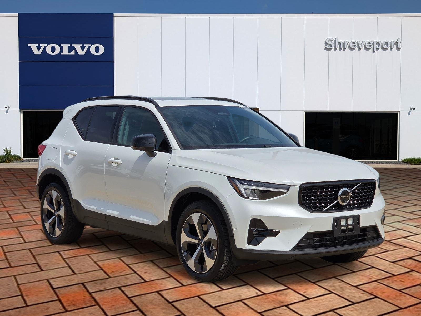 Used 2025 Crystal White Pearl Volvo Plus Dark Theme image 3