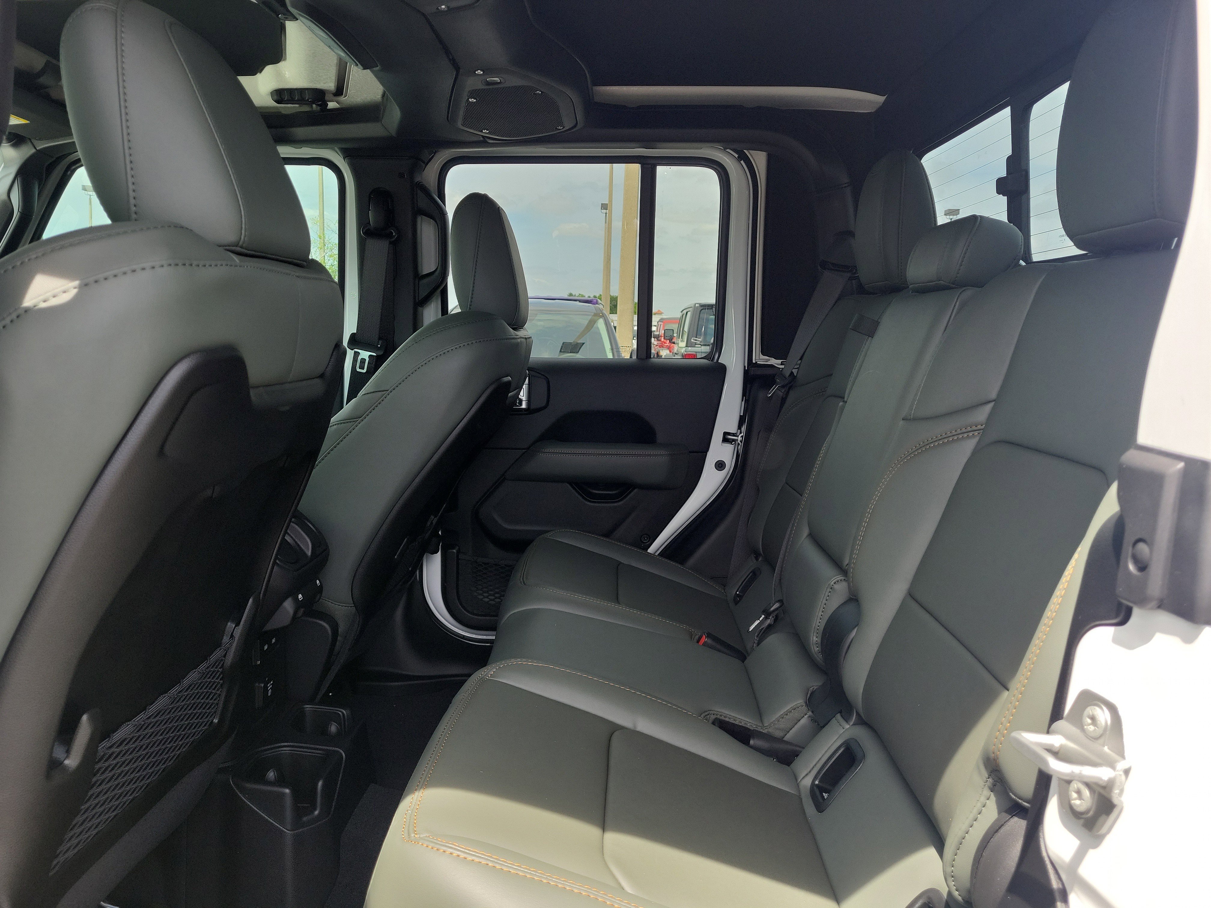 New 2026 Bright White Clear-Coat Exterior Paint Jeep Mojave X image 9