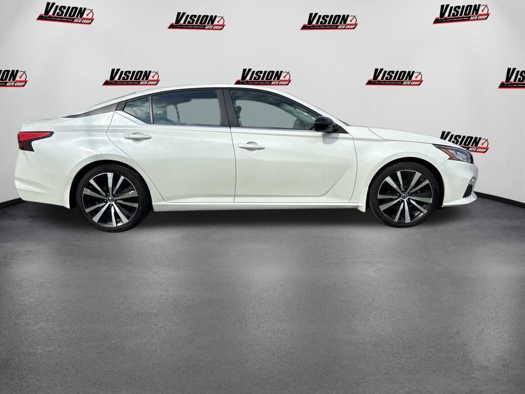 Used 2019 White Nissan 2.5 SR image 4
