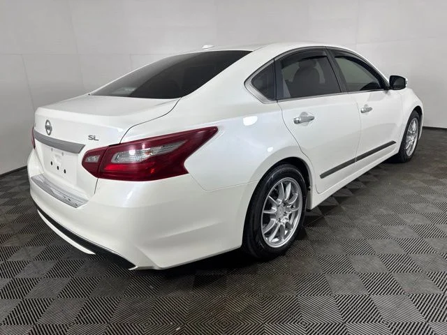 Used 2018 White Nissan 2.5 SL image 3