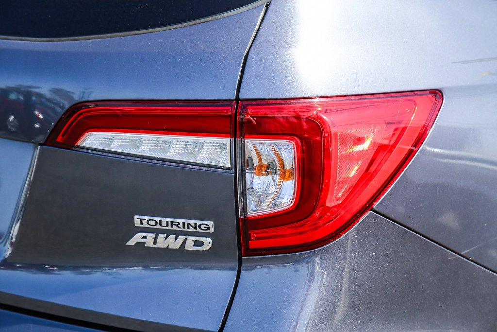 Used 2019 Modern Steel Metallic Honda Touring image 7