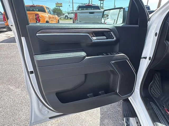 Used 2025 Summit White Chevrolet LT image 25