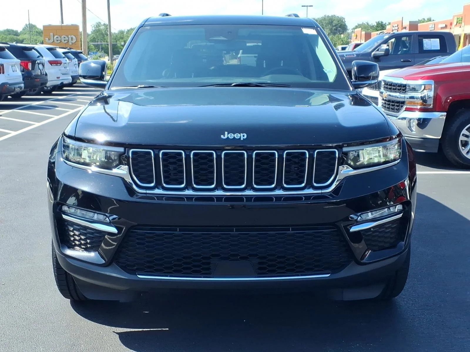 Used 2023 Diamond Black Crystal Pearlcoat Jeep Limited image 32