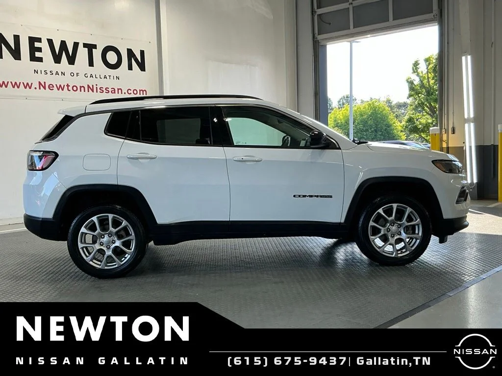 Used 2022 Bright White Clearcoat Jeep Latitude Lux image 4
