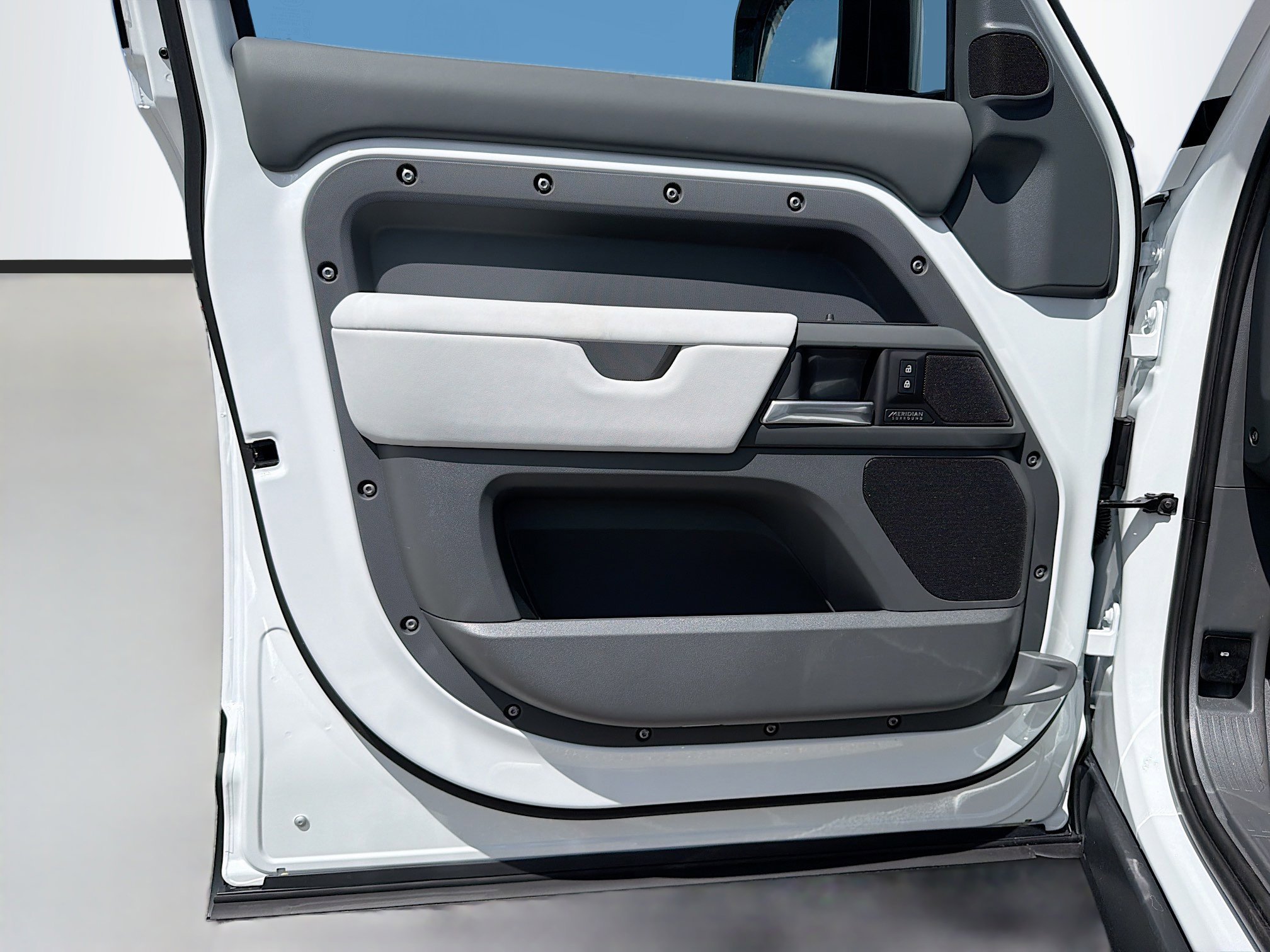 New 2026 Fuji White Land Rover X-Dynamic SE image 23