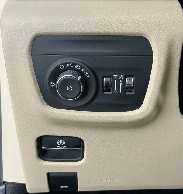 Used 2021 Velvet Jeep Limited image 9