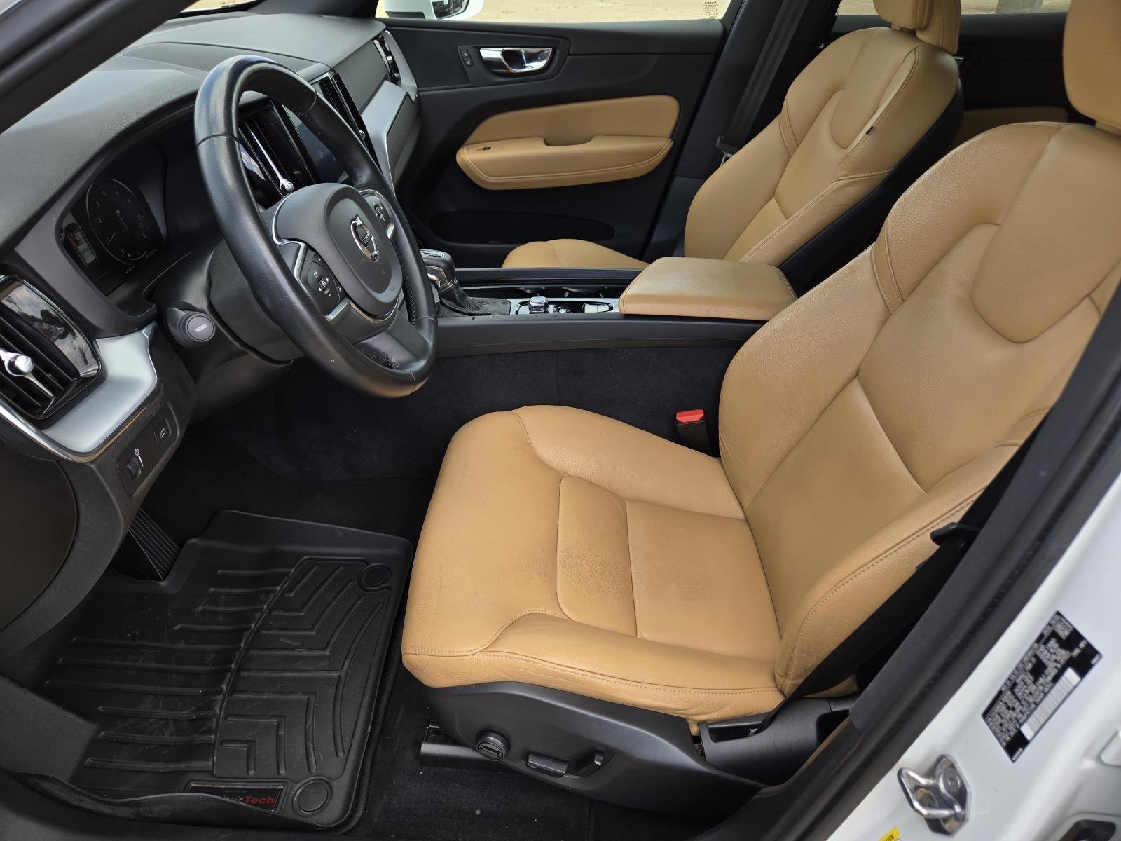 Used 2020 Ice White Volvo Momentum image 27