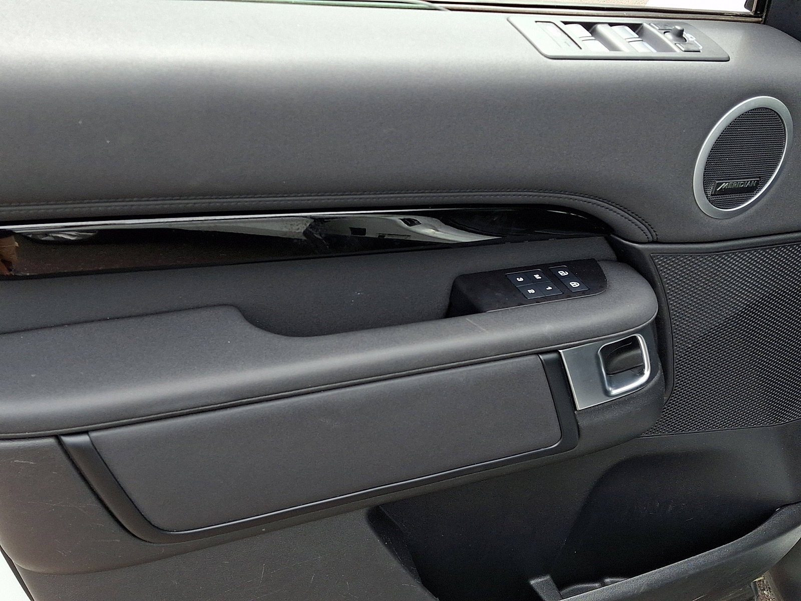 Used 2024 White Land Rover S image 13
