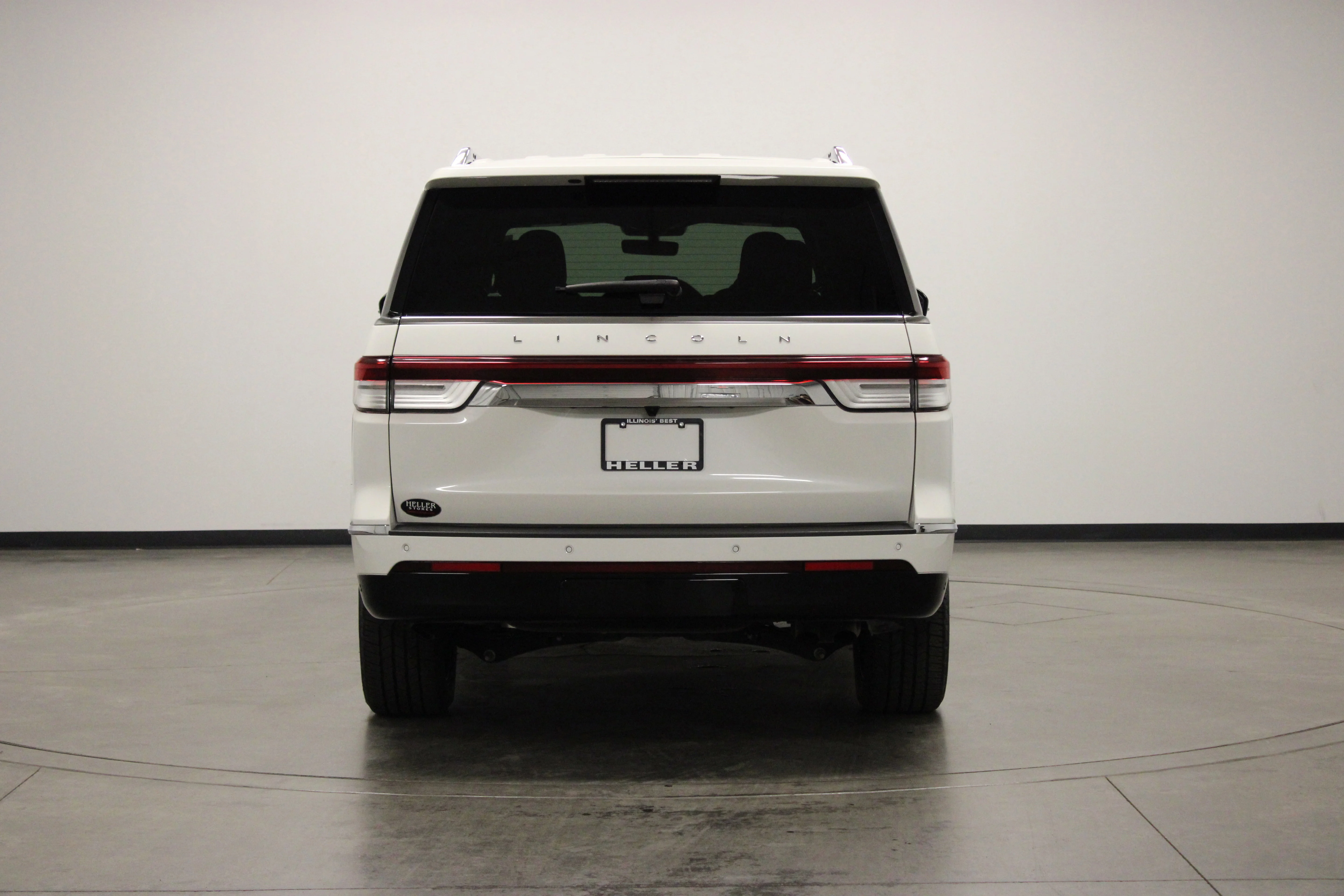 Used 2024 White Metallic Lincoln Reserve image 7