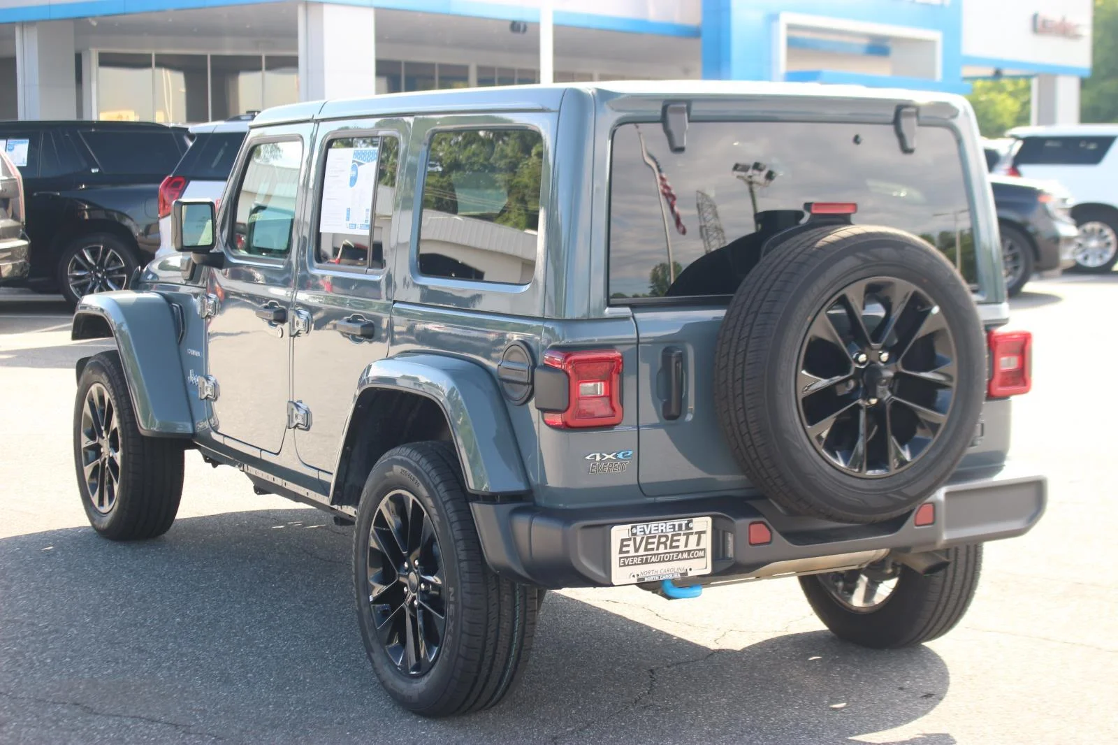 Used 2024 Grey Jeep Sahara image 5