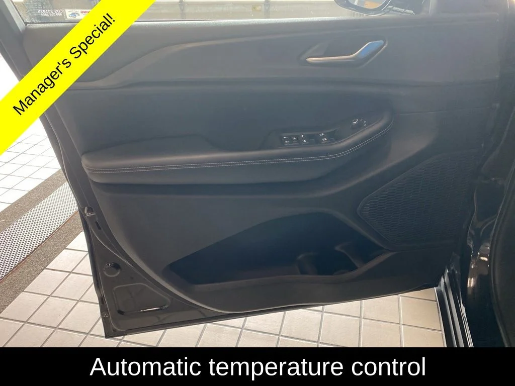 Used 2023 Black Jeep Altitude X image 8
