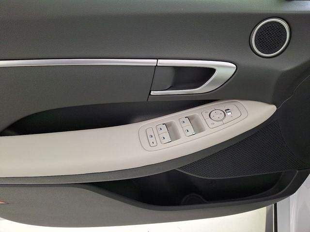 New 2026 White Hyundai SE image 13